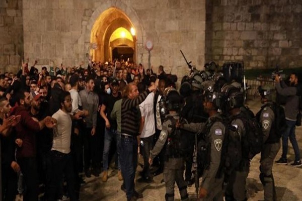 حمله اشغالگران صهیونیست به مراسم تشییع شهید فلسطینی