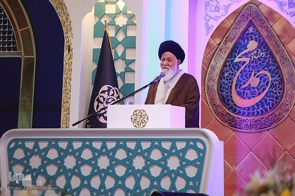 گریبان جهان تا قیامت در دستان رسول الله (ص) است