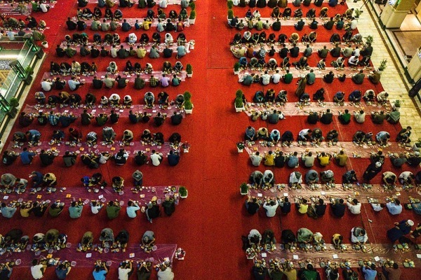 ضیافت افطار در حرم علوی + عکس