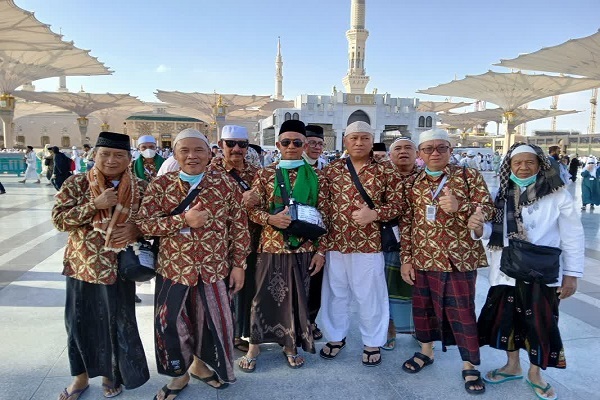 حضور هزاران زائر خارجی حج تمتع در مدینه منوره + عکس و فیلم