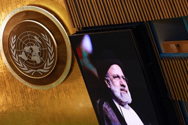 ادای احترام نمایندگان کشورها در مراسم گرامیداشت رئیس‌جمهور و وزیر خارجه در سازمان ملل