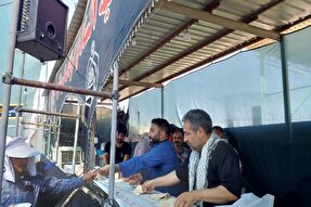 خدمت‌رسانی موکب‌ اوقاف لرستان با پخت نان به زائران اربعین
