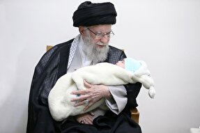 فیلم | قرائت اذان توسط رهبر معظم انقلاب در گوش فرزند شهید جهاندیده