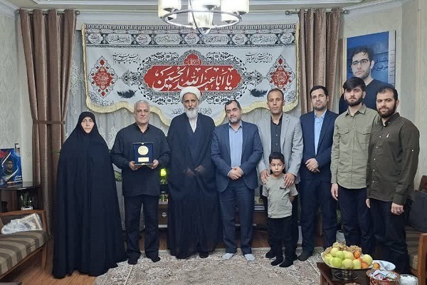 دیدار مسئولان دانشگاه مذاهب اسلامی با خانواده دانشجوی شهید جنگ ۱۲ روزه