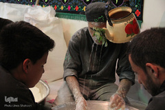 آماده سازی اوماج حلوای سنتی زنجان برای روز عاشورا