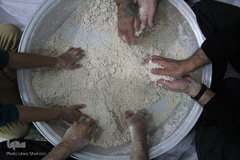 آماده سازی اوماج حلوای سنتی زنجان برای روز عاشورا
