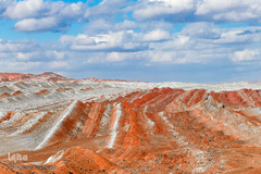 کوه‌های رنگی ماهنشان