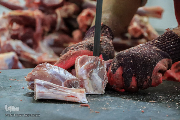 آغاز بسته بندی گوشت نذری حسینیه اعظم زنجان