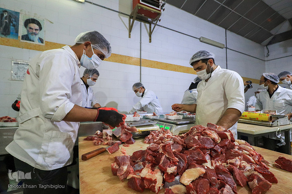 آغاز بسته بندی گوشت نذری حسینیه اعظم زنجان
