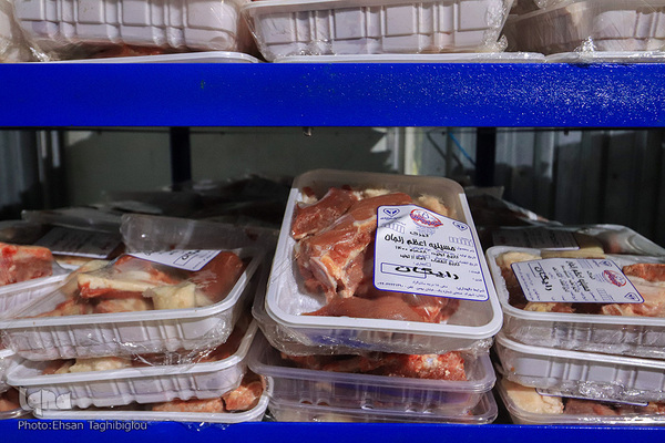 آغاز بسته بندی گوشت نذری حسینیه اعظم زنجان