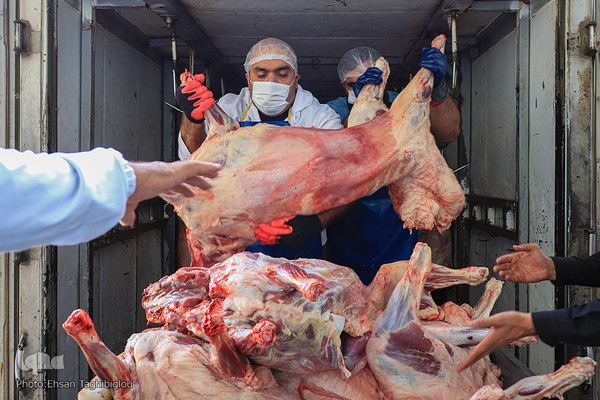 آغاز بسته بندی گوشت نذری حسینیه اعظم زنجان