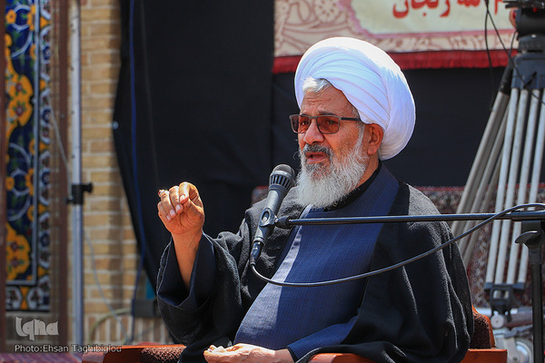 اقامه نماز ظهر عاشورا در زنجان