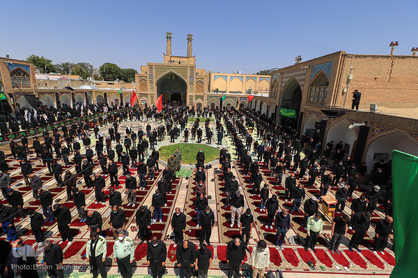 اقامه نماز ظهر عاشورا در زنجان