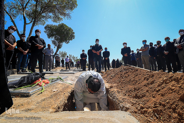 تشییع پیکر مادر شهید شهریاری در زنجان‎‎