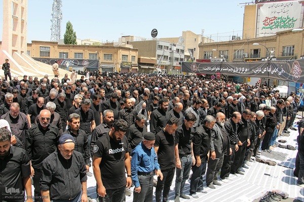 اقامه نماز ظهر عاشورا در زنجان
