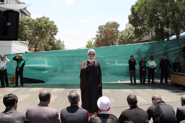 اقامه نماز ظهر عاشورا در زنجان