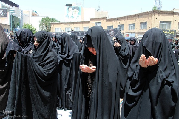 اقامه نماز ظهر عاشورا در زنجان