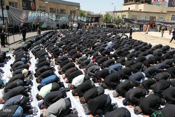 اقامه نماز ظهر عاشورا در زنجان