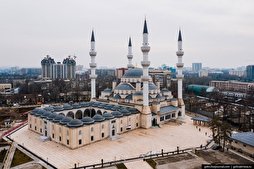 La mosquée centrale de Bichkek, une structure suivant l’architecture ottomane