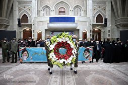 Des figures et militants coraniques iraniens rendent hommage au défunt fondateur de la République islamique