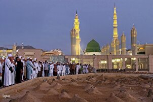Visite spirituelle des pèlerins du Hajj au cimetière de Baqi à Médine