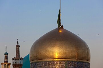 Bandeira no Domo do Santuário do Imam Reza(a.s) é Trocada por Preta em Luto pelo Martírio do Imam Sadiq(a.s)