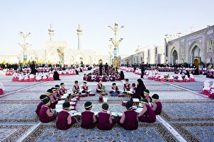 حرم امام رضا(ع) میں اسکول کے بچوں کی قرآنی محفل